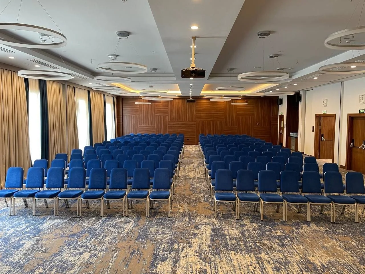 Conference hall (CGB210)